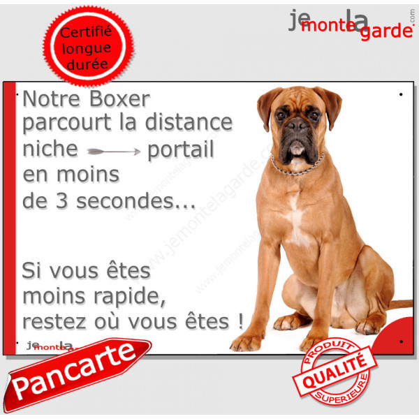 Boxer Fauve assis, Plaque humour "parcourt distance niche portail moins 3 secondes" pancarte photo panneau drôle attention chien