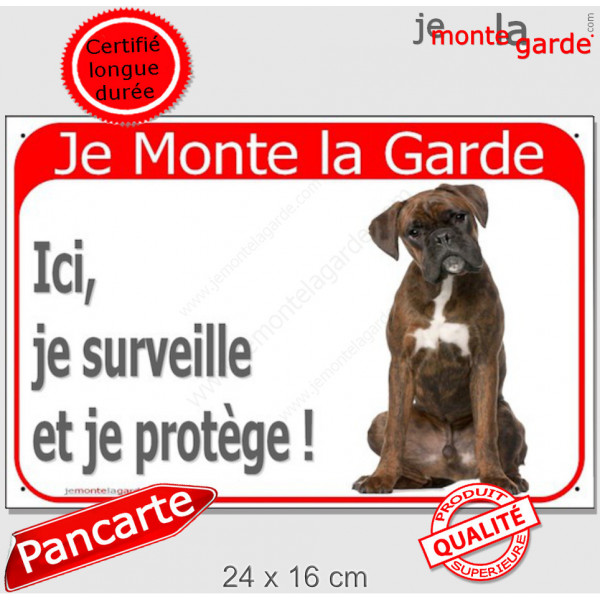 Boxer Marron Bringé Assis, plaque Portail rouge "Je Monte la Garde, surveille protège" pancarte, affiche panneau photo