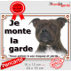 Staffie bringé tête, plaque portail "Je Monte la Garde, risques périls" panneau affiche pancarte, photo staffy zébré