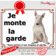 Bull Terrier tout Blanc assis, pancarte portail "Je monte la garde, risques périls"panneau plaque photo attention au chien