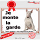 Bull Terrier tout Blanc assis, pancarte portail "Je monte la garde, risques périls"panneau plaque photo attention au chien