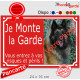 Photo personnalisable, plaque portail rouge "Je Monte la Garde, risques périls" look plaque de rue 24 cm