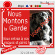 Photo personnalisable, plaque pluriel portail rouge "Nous Montons la Garde, risques périls" look plaque de rue 32 cm