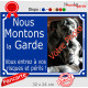 Photo personnalisable, plaque pluriel portail bleu marine "Nous Montons la Garde, risques périls" look plaque de rue 32 cm