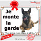 Berger Belge Malinois couché, plaque portail "Je Monte la Garde, risques et périls" panneau pancarte attention au chien photo