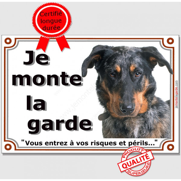 Beauceron Arlequin, plaque portail "Je Monte la Garde, risques et périls" Berger Beauce bleu merle pancarte attention au chien