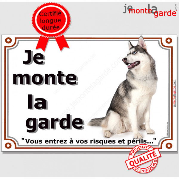 Husky gris Assis, plaque "Je Monte la Garde, risques périls" panneau photo affiche pancarte, sibérien entier