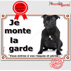 Staffie noir Assis, Plaque portail "Je Monte la Garde, risques périls" panneau affiche pancarte photo staffy