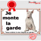 Bull Terrier tout Blanc assis, pancarte portail "Je monte la garde, risques périls"panneau plaque photo attention au chien