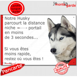 Husky gris noir aux yeux bleus, plaque humour "parcourt Distance Niche - Portail moins 3 secondes" pancarte Attention au Chien