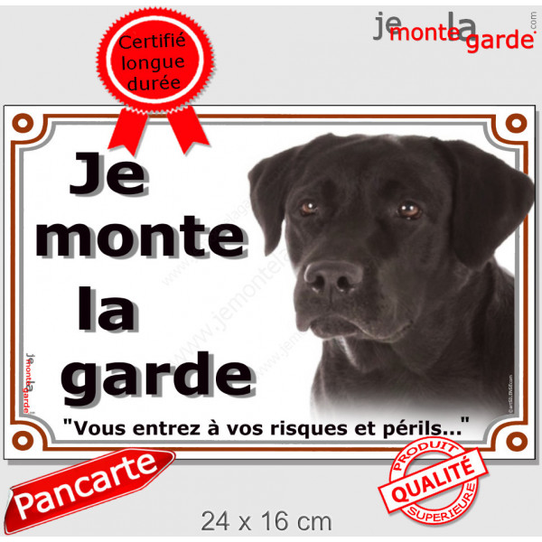 Labrador noir, plaque portail "Je Monte la Garde risques périls" pancarte panneau photo