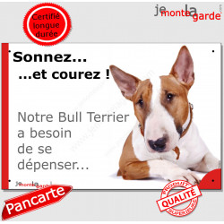 Plaque portail humour "Sonnez et Courez ! Notre Bul Terrier fauve et blanc besoin dépenser" pancarte photo Attention au Chien